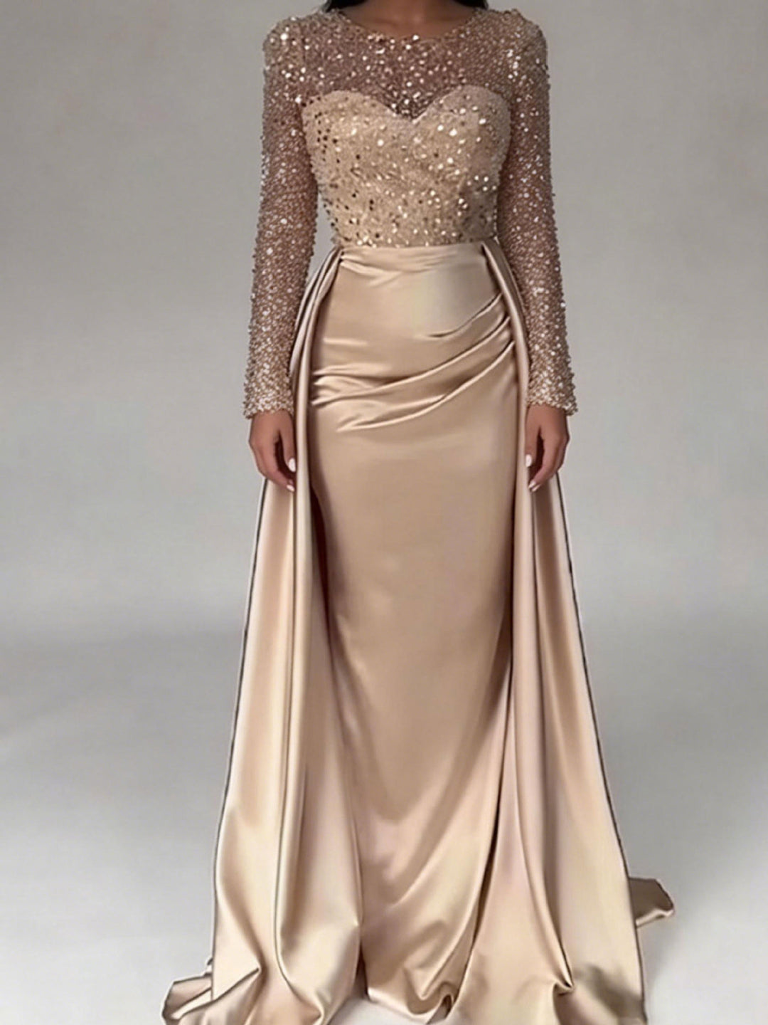 Kvinders aftenkjole med glitrende paillet top og elegant satin nederdel