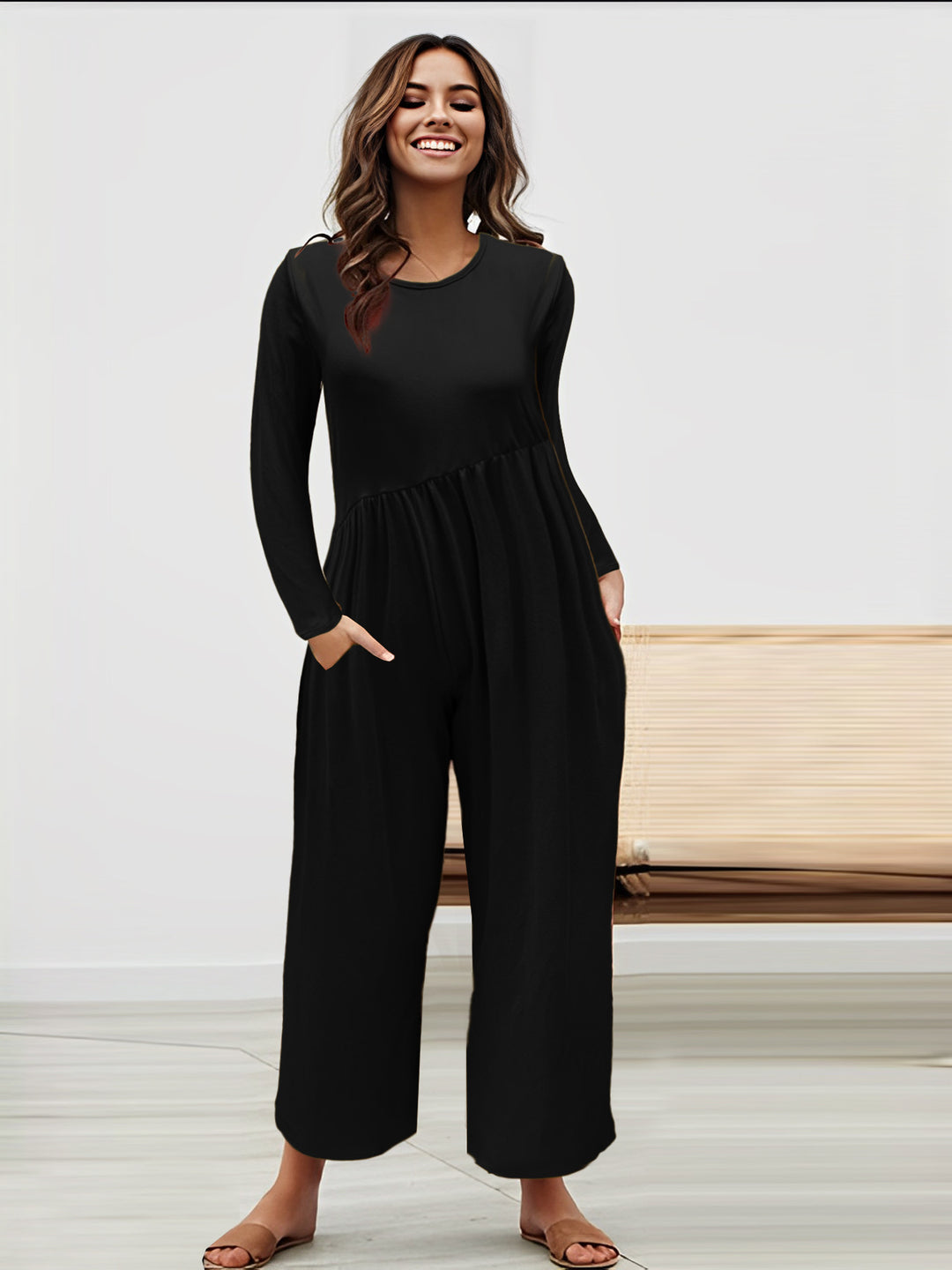 Dame mode jumpsuit med glitrende overdel og vidt skåret ben Stilla