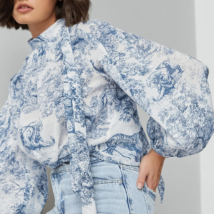 Damebluse med voluminøse ærmer og blomsterdesign Stilla