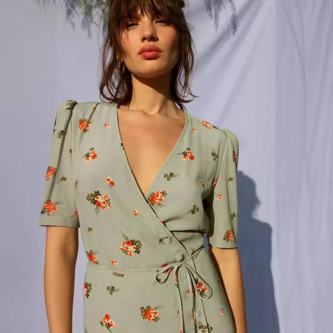 Damer sårkjole med floral mønster og elegant taljejustering Stilla