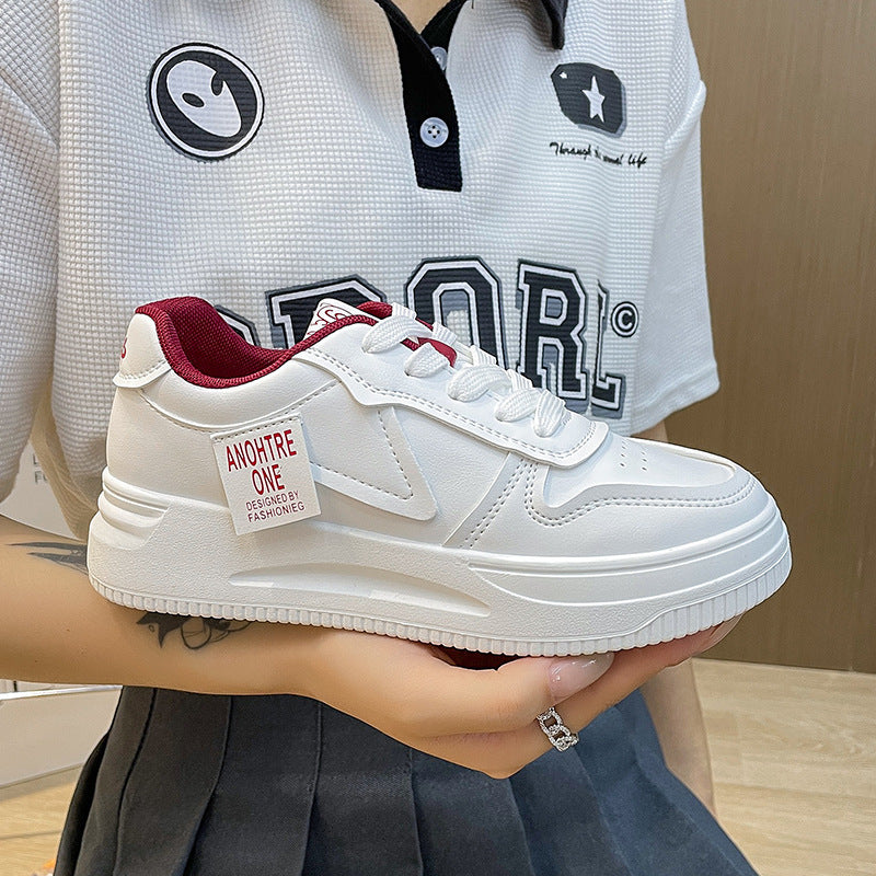 Dame sneakers i sporty design med polstret sål og innovative detaljer Stilla