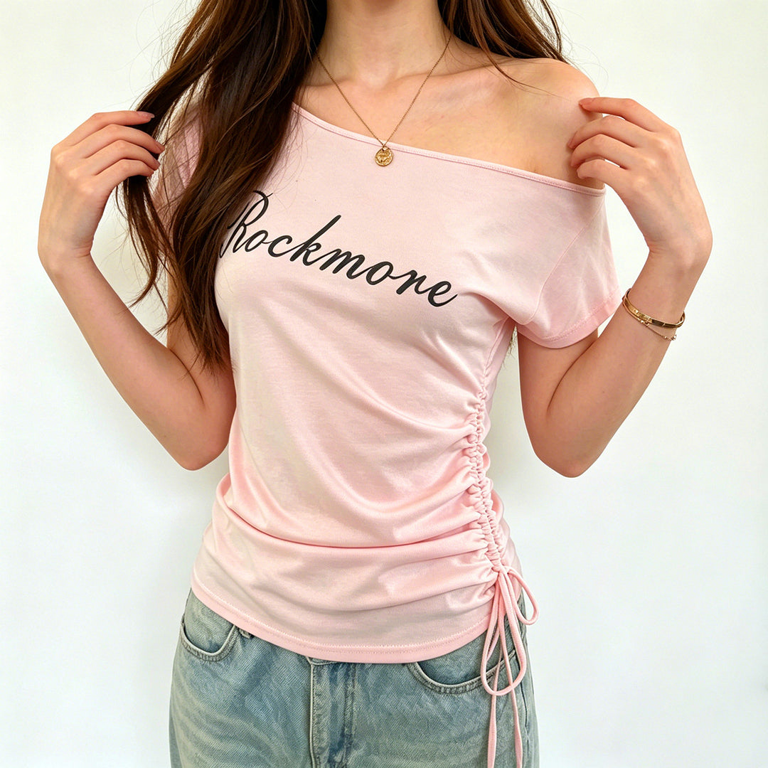 Dame Off-Shoulder T-Shirt med rynker og moderne skrift Skovae