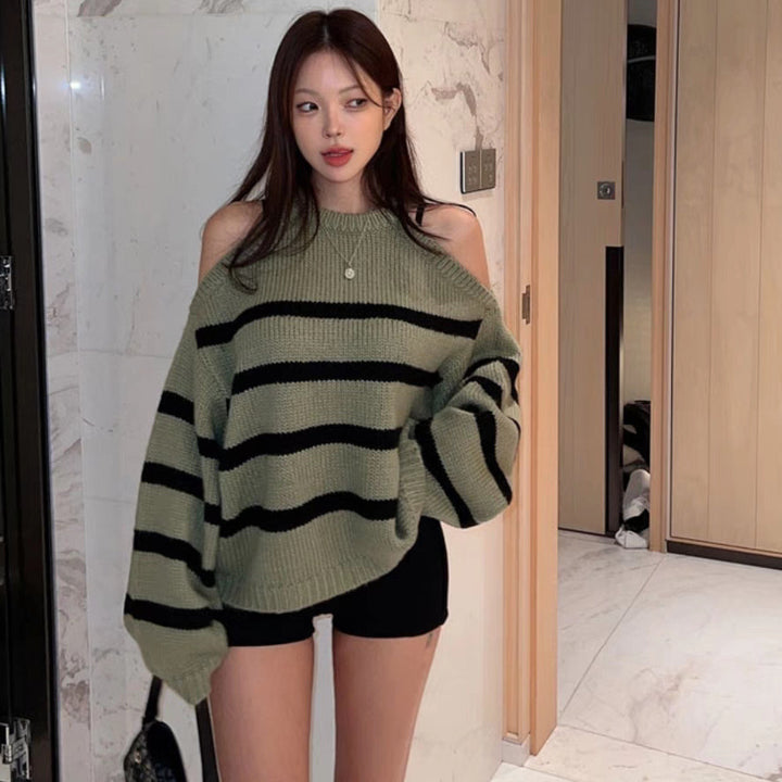 Kvindes oversized pullover med åben skulderdesign og stribemønster Stilla