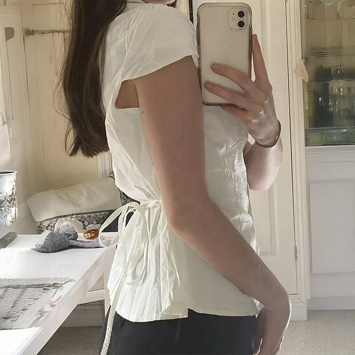 Dame kortærmet bluse med elegante flæser og fin knaplukning Stilla