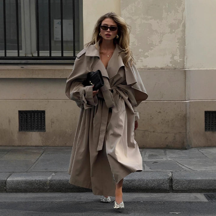 Dame overdimensioneret trenchcoat med voluminøse ærmer og taljeret snøring Stilla