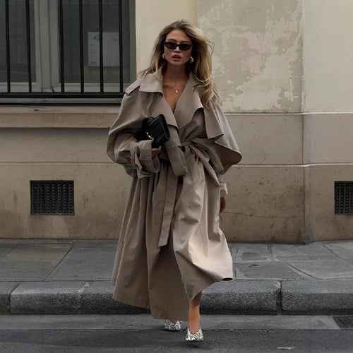Dame overdimensioneret trenchcoat med voluminøse ærmer og taljeret snøring Stilla