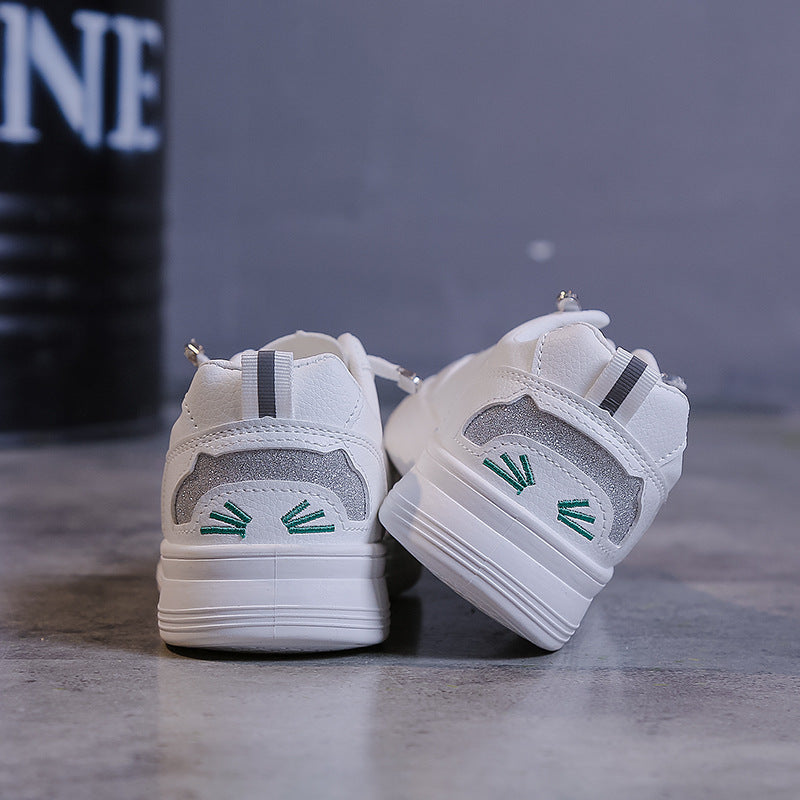Dame sneakers med moderigtig plateau sål og sportsligt design Stilla