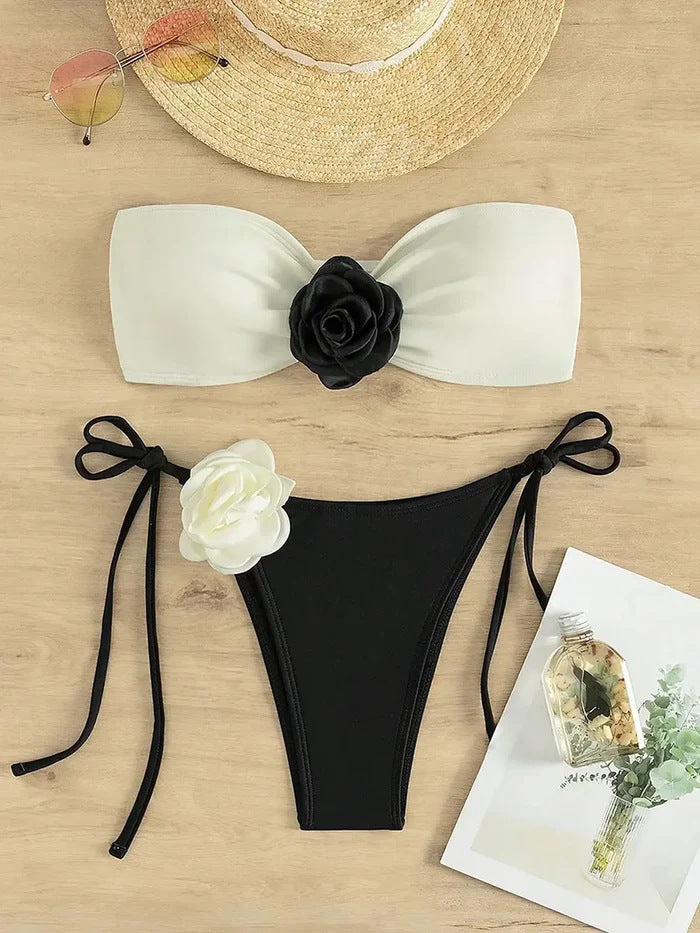 Dame Bandeau-Bikini med blomsterdetaljer og justerbare stropper Stilla