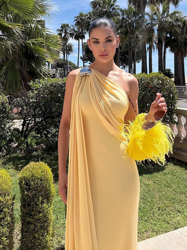 Dame Maxi-kjole med asymmetrisk design og elegante draperingsdetaljer Stilla