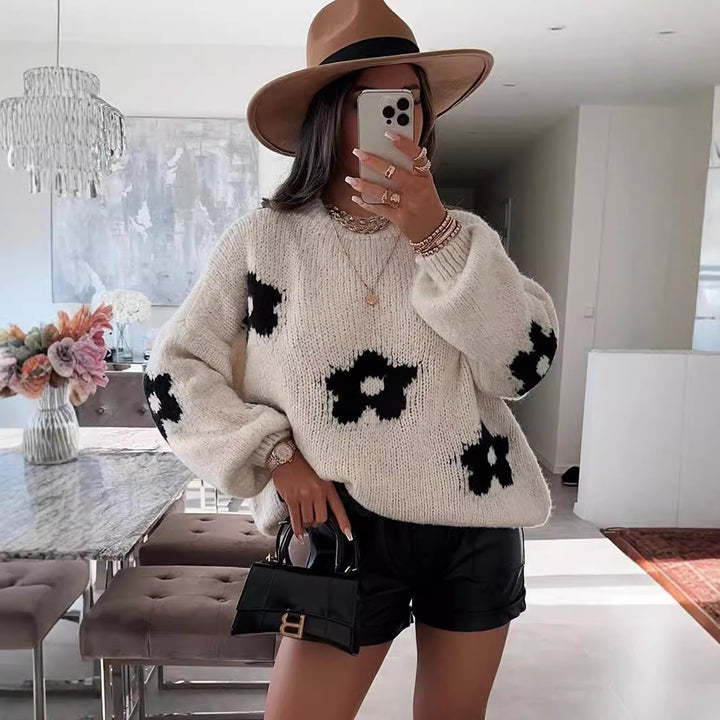Dame hyggelig strikket sweater med unikt blomsterdesign Stilla