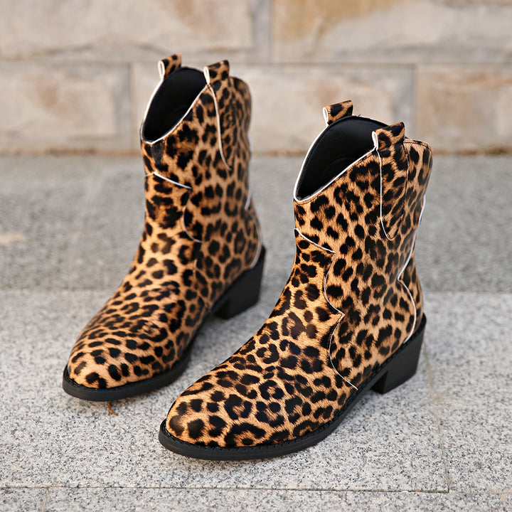 Dame cowboystøvler med moderigtigt leopardmønster og komfortabel blokhæl Stilla