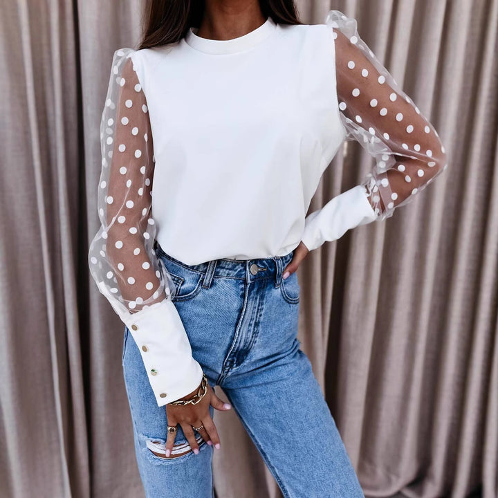 Damebluse med transparente puffærmer og attraktive prikker Stilla