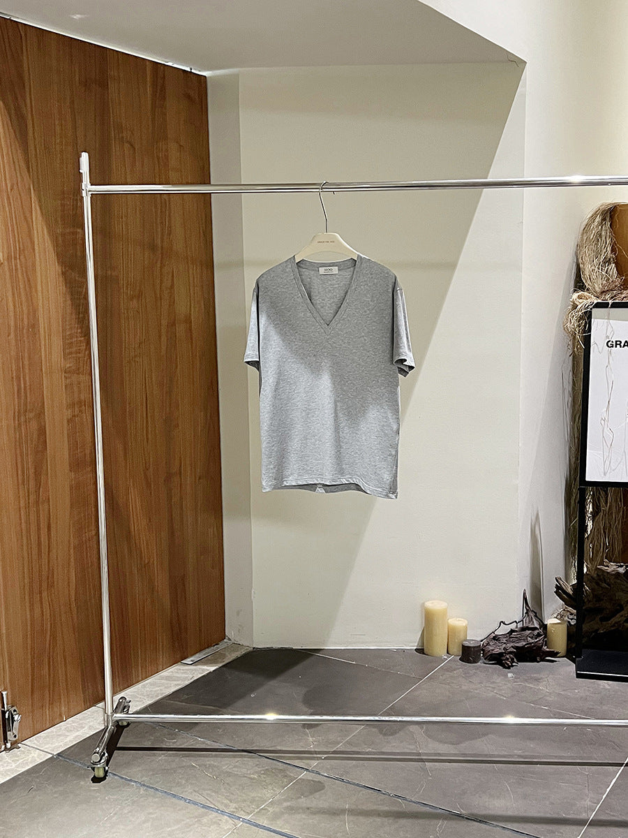 Dame V-hals T-shirt i let, åndbart stof med moderne snit Stilla