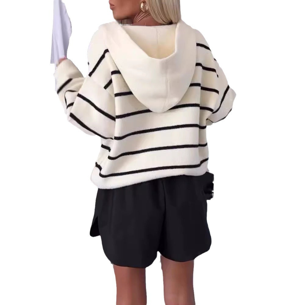 Damer lang oversized strikket jakke med hætte, brede striber og guldfarvede trykknapper Skovae