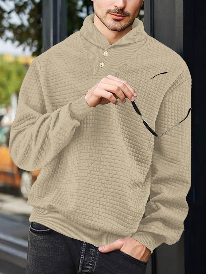 Herrer nan elegant strikpullover med sjalkrave, knapliste ved halsen og ternet vaffelmønster Skovae