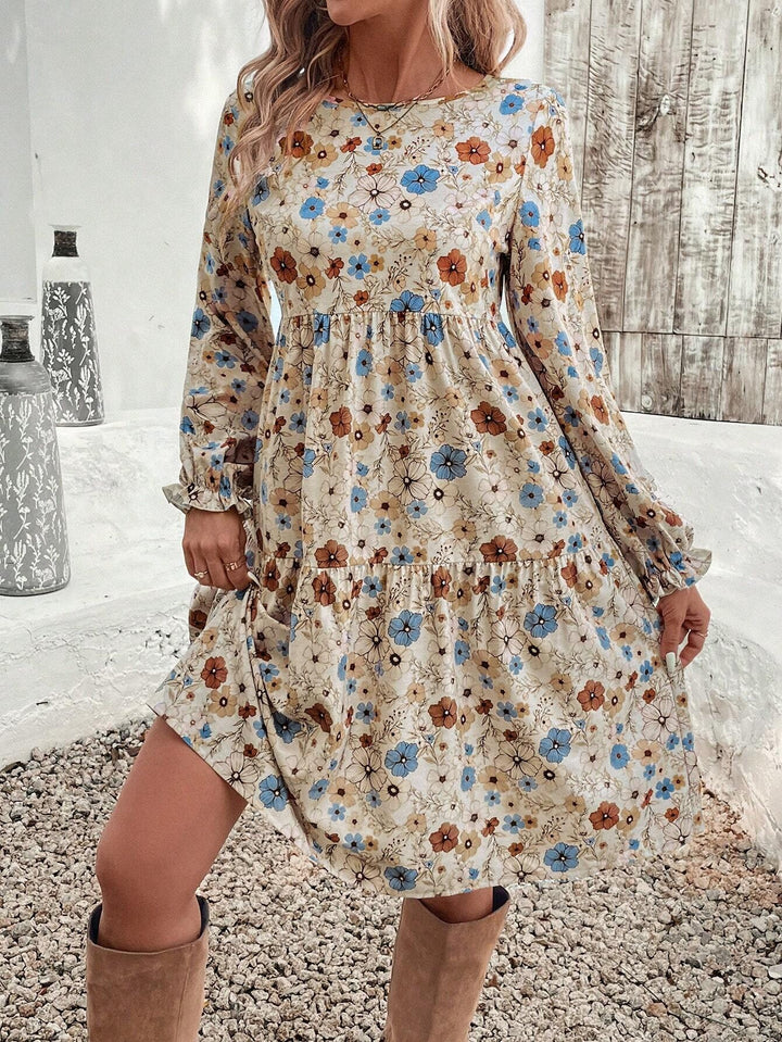 Dame blomsterkjole med afslappet pasform og elegante pufærmer Stilla