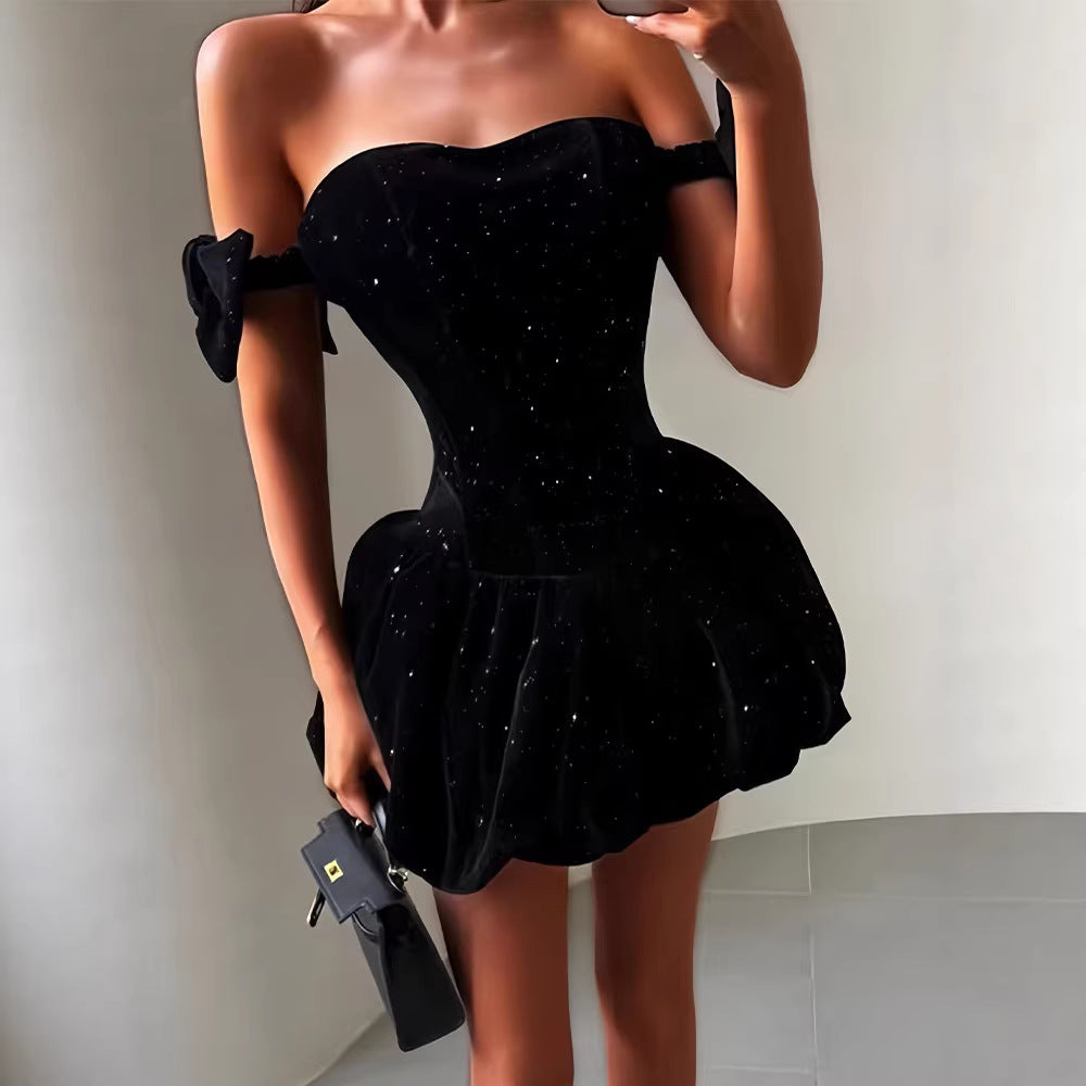 Kvindernes glitrende cocktailkjole med off-the-shoulder design og voluminøs skirt