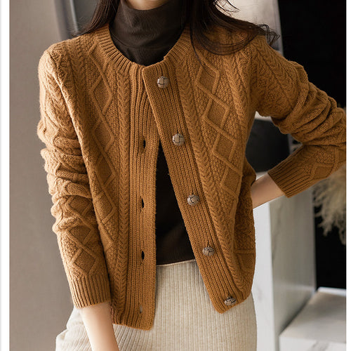Kvinders chunky strikket cardigan med dekorative knapper og omarbejdet kabelmønster Stilla