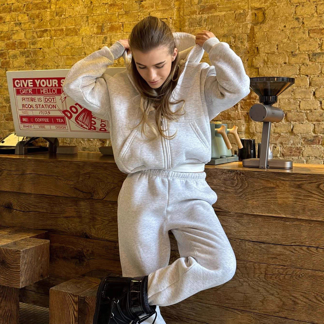Kvinders sporty crop sæt med hættetrøje og elastiske bukser Skovae