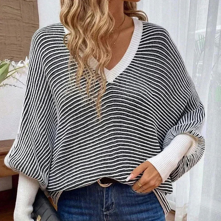 Kvinders strikkede sweater i et moderne stribet look med V-hals Stilla