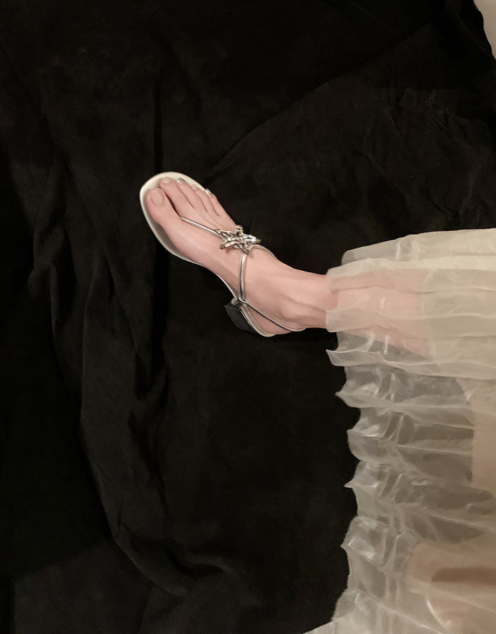 Dame elegante Sling-sandaler med funklende smykkedetail og behagelig blokhælhøjde Stilla