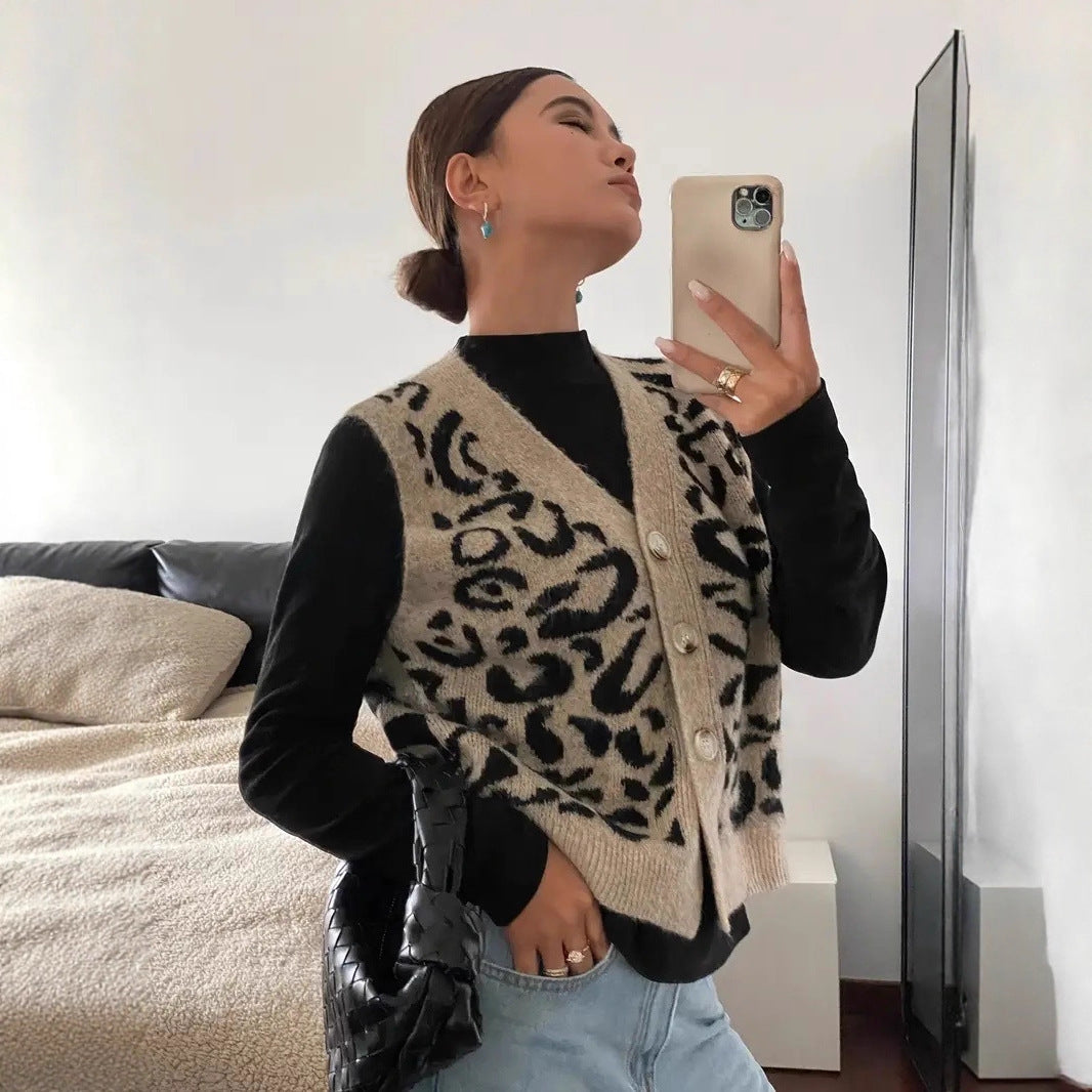 Dame strikket vest med elegant leopardmønster og knapper af høj kvalitet Stilla