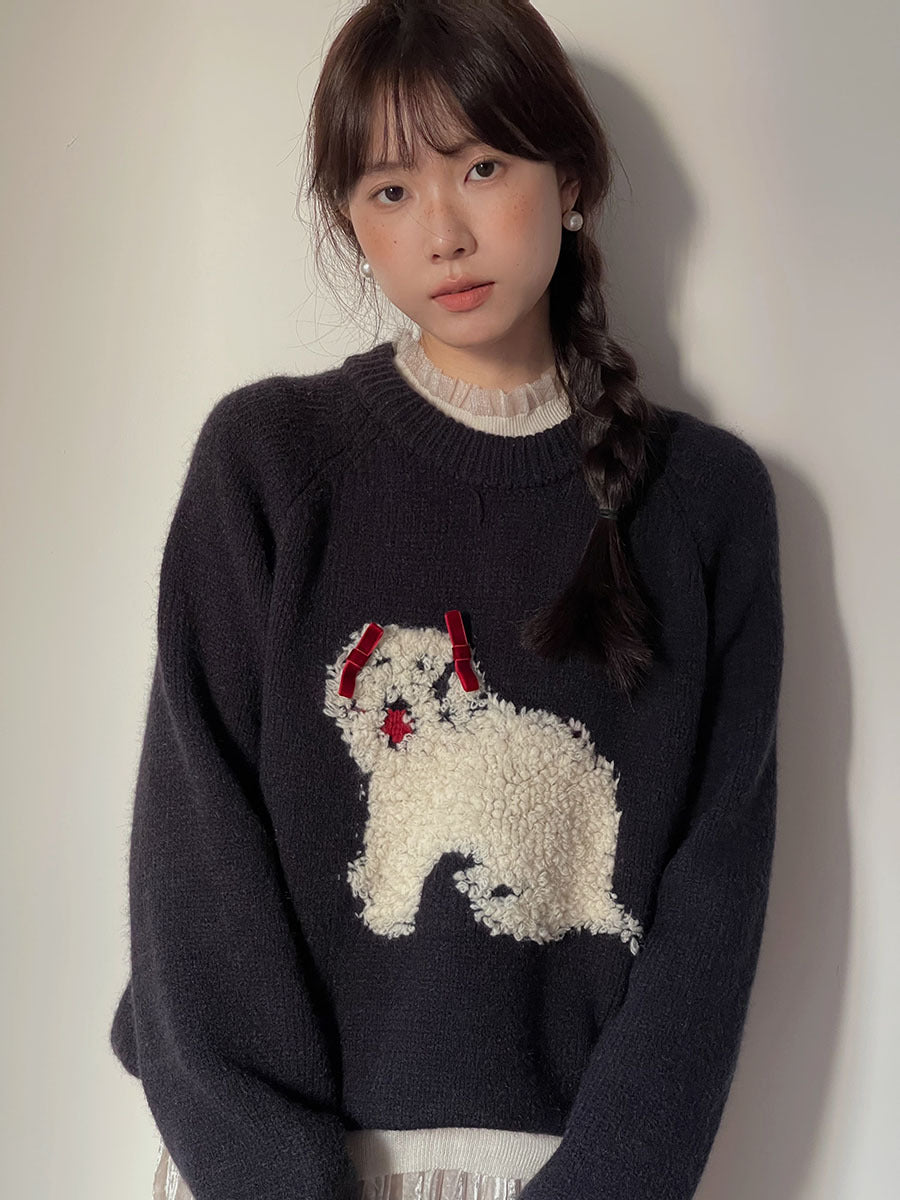 Dame strikket pullover med legesygt hundemotiv og elegante ruffleafslutninger Stilla