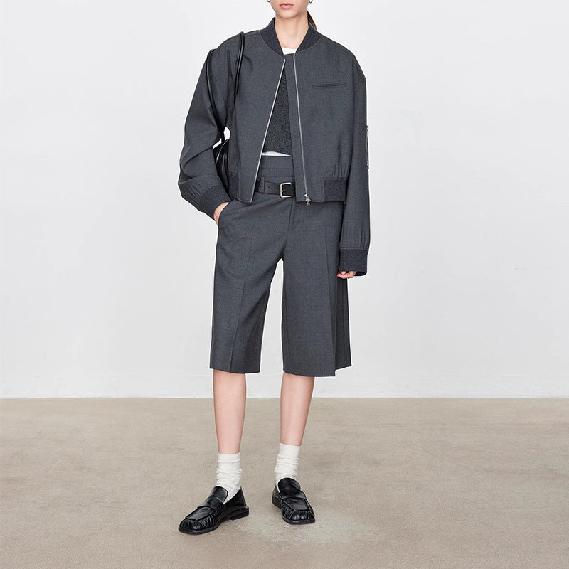 Dame sportlig blousonjakke med moderne snit og dertil passende kort shorts i elegant look Stilla