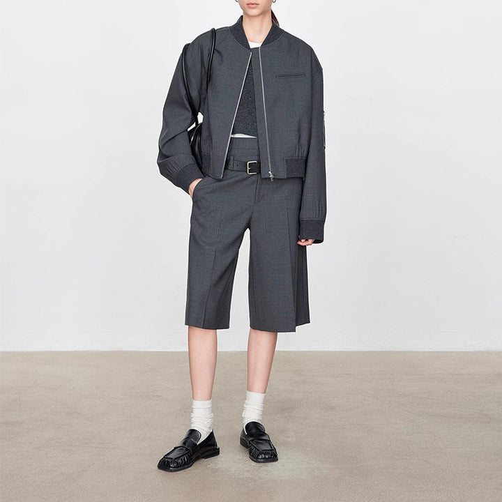 Dame sportlig blousonjakke med moderne snit og dertil passende kort shorts i elegant look Stilla