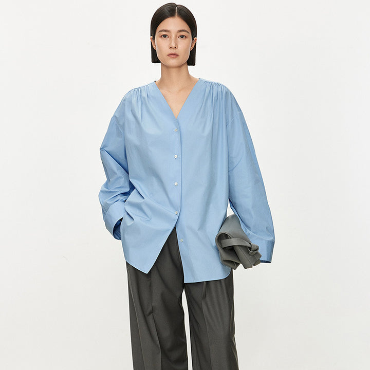 Damer trendy oversized skjorte med raffineret V-hals Stilla