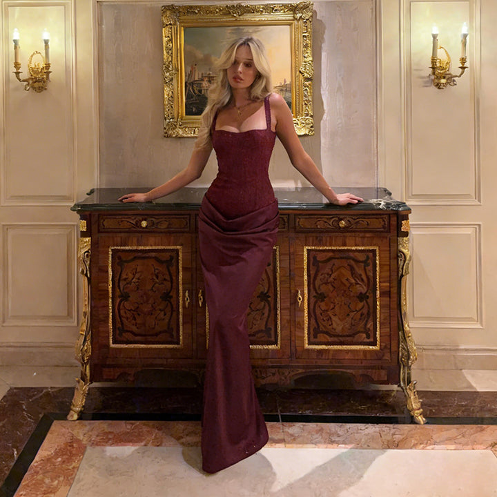 Dame aftenkjole i elegant vintage stil med skinnende accenter