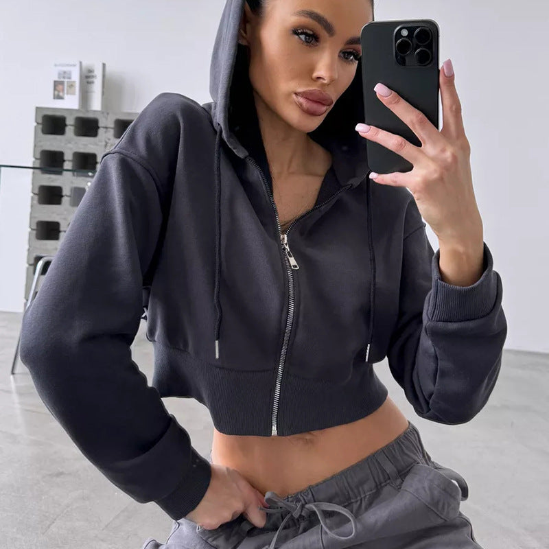 Kvinders cropped hoodie med moderne lynlås og afslappet snit Skovae