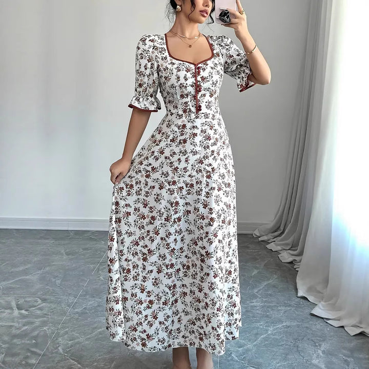 Dame Maxikjole med elegant knaplukning og romantisk blomsterdesign Stilla