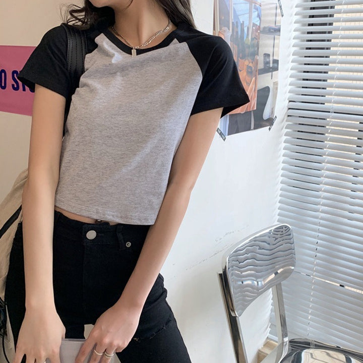 Kvinders crop top med kontrasterende ærmer og komfortabel bomuldsblanding