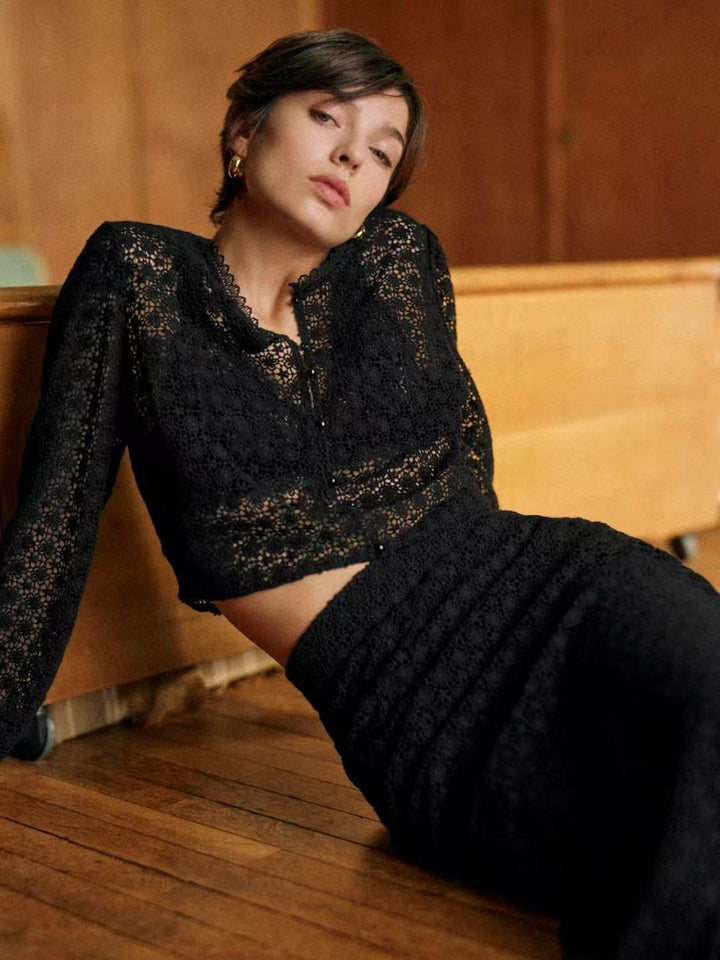 Dame spidsbluse med delikat hulmønster og elegante knapdetaljer Stilla