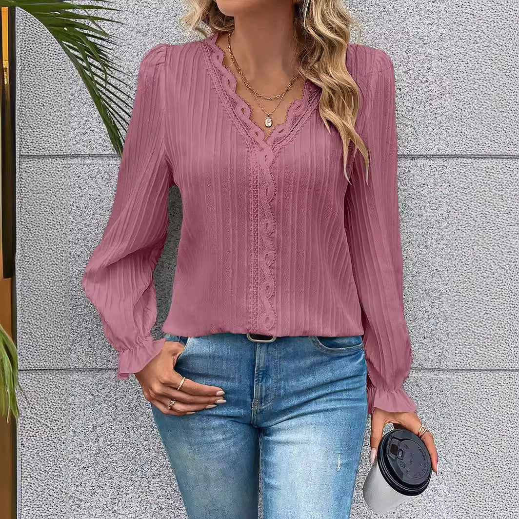 Damebluse med elegant spidsudsmykning og ruffleærmer Stilla