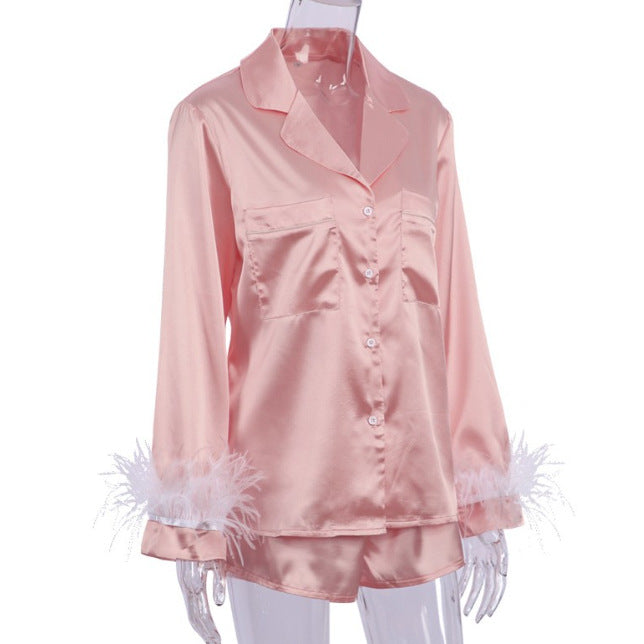 Dame Satin Pyjama-Sæt med fine fjerdetaljer og elegant snit Stilla
