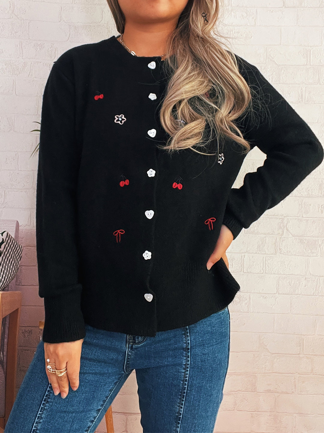 Dame cardigan med farverigt broderi-design og knaplukning Stilla