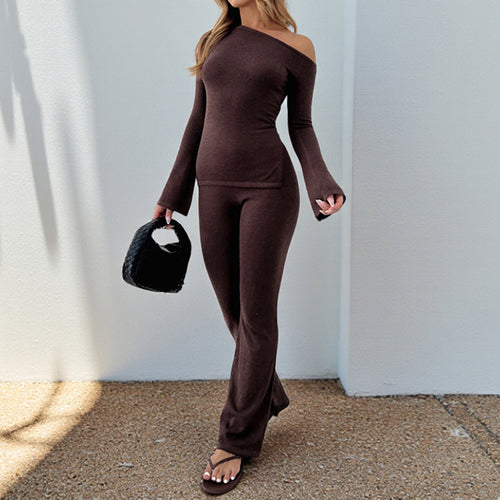 Kvinders jumpsuit med off-shoulder design og trendy flared cut