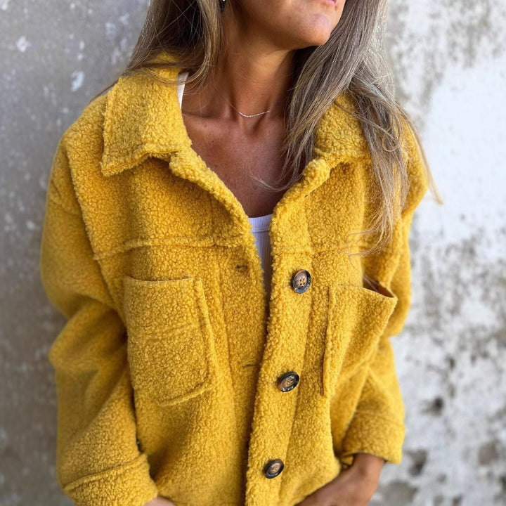 Dame fleecejakke med praktiske brystlommer og trendy knapliste Stilla