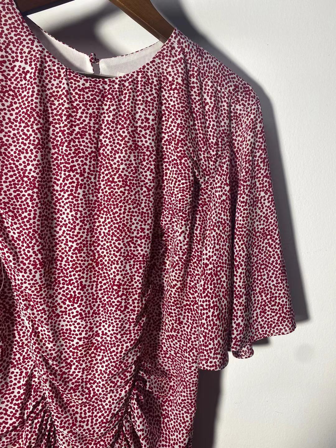 Dame omslagkjole med raffineret flæsedesign og moderne mønstermix Stilla