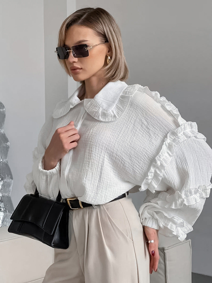 Damebluse med elegante flæsedetaljer og klassisk krave Stilla