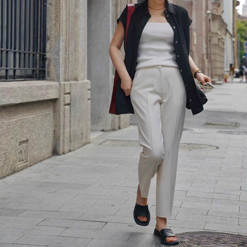 Dame stilfuldt top med asymmetrisk snit og elegante detaljer Stilla