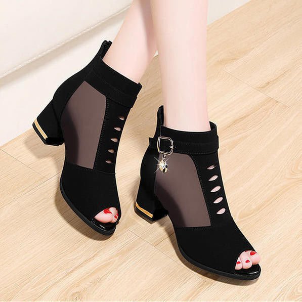 Dame nan Peep-Toe Støvlet med transparente Mesh-indlæg, cut-out-detaljer, dekorativ spænde og mellemblok hæl Skovae