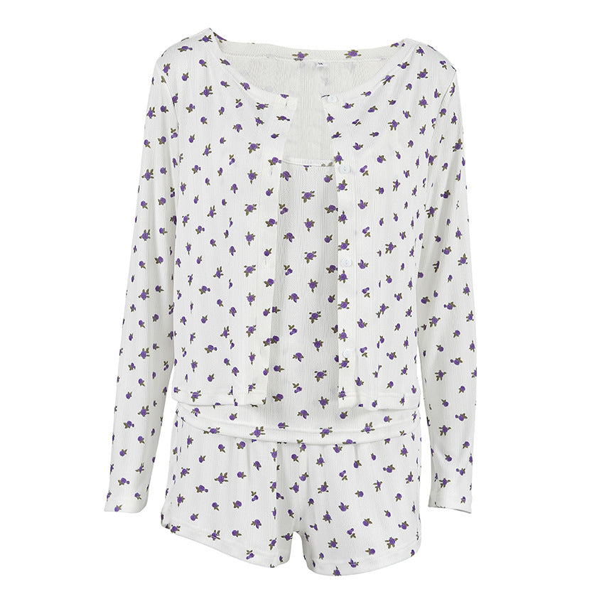 Dame fritids-pyjamasæt med blomsterprint og fine flæse detaljer Stilla