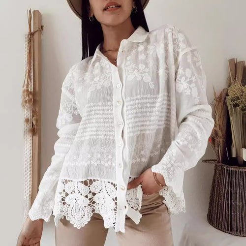 Damebluse med blomsterbroderier og dekorativt mønster Stilla