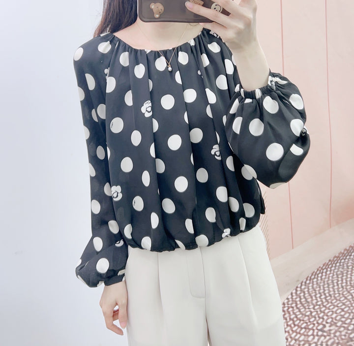 Damebluse med moderne prikkemønster og elegant puffærme Stilla