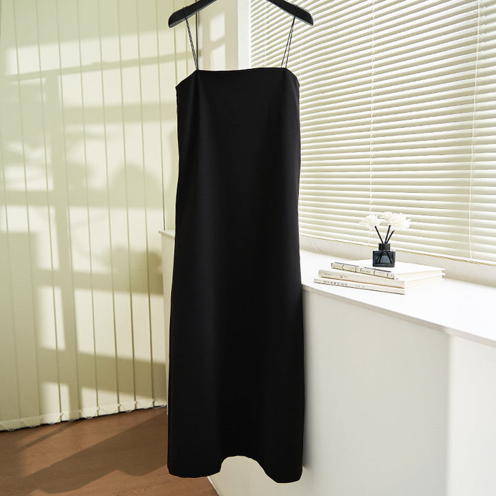 Dame Maxikjole i minimalistisk design med fine spaghetti stropper og elegant snit Stilla