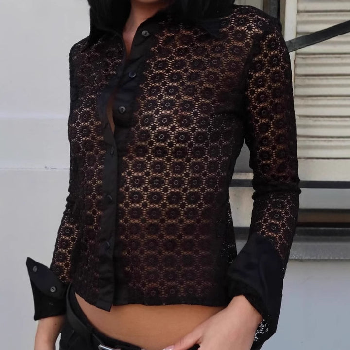 Dame gennemsigtig bluse med dekorative flæser og elegante detaljer Stilla