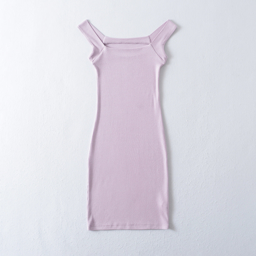 Dame tætsiddende Midi-kjole med off-shoulder design og fin ribstruktur Stilla